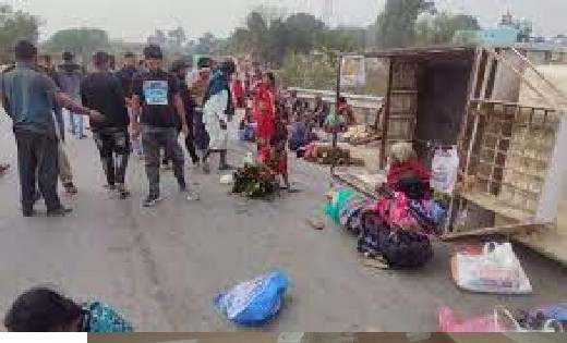 पिथौरा : पिकअप पलटने से 38 घायल, दशगात्र में जा रहे थे ग्राम... - CG Sandesh