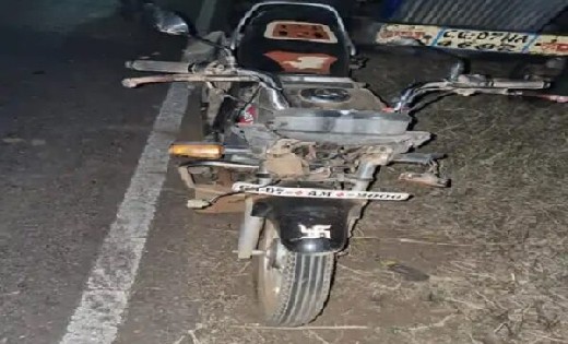गन्ने से भरे ट्रैक्टर से टकराई बाइक, 2 युवकों की मौत; ड्राइव... - CG Sandesh