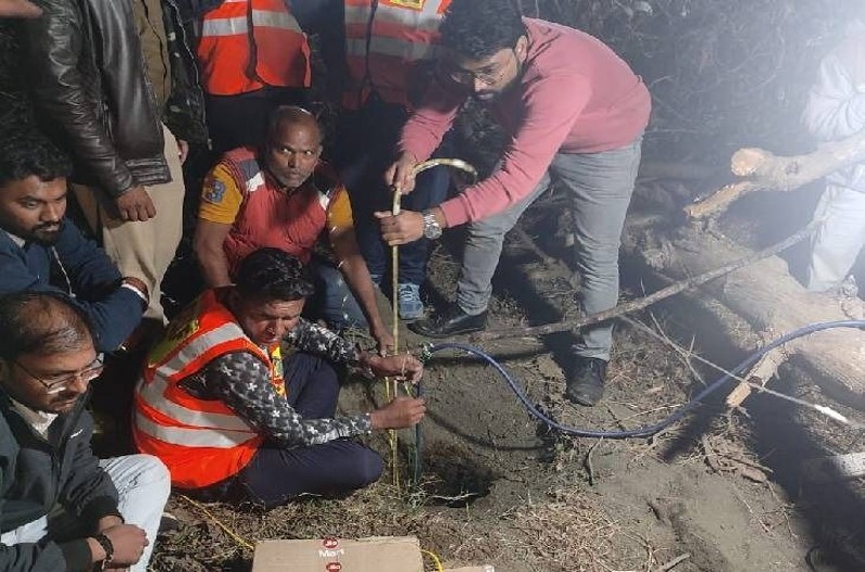 जिंदगी की जंग  हार गया बोरवेल में फंसा मासूम, सीएम ने आर्थिक... - CG Sandesh