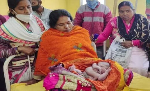 यहाँ चार हाथ चार पैर के साथ पैदा हुआ बच्चा, एक झलक पाने को आ... - CG Sandesh