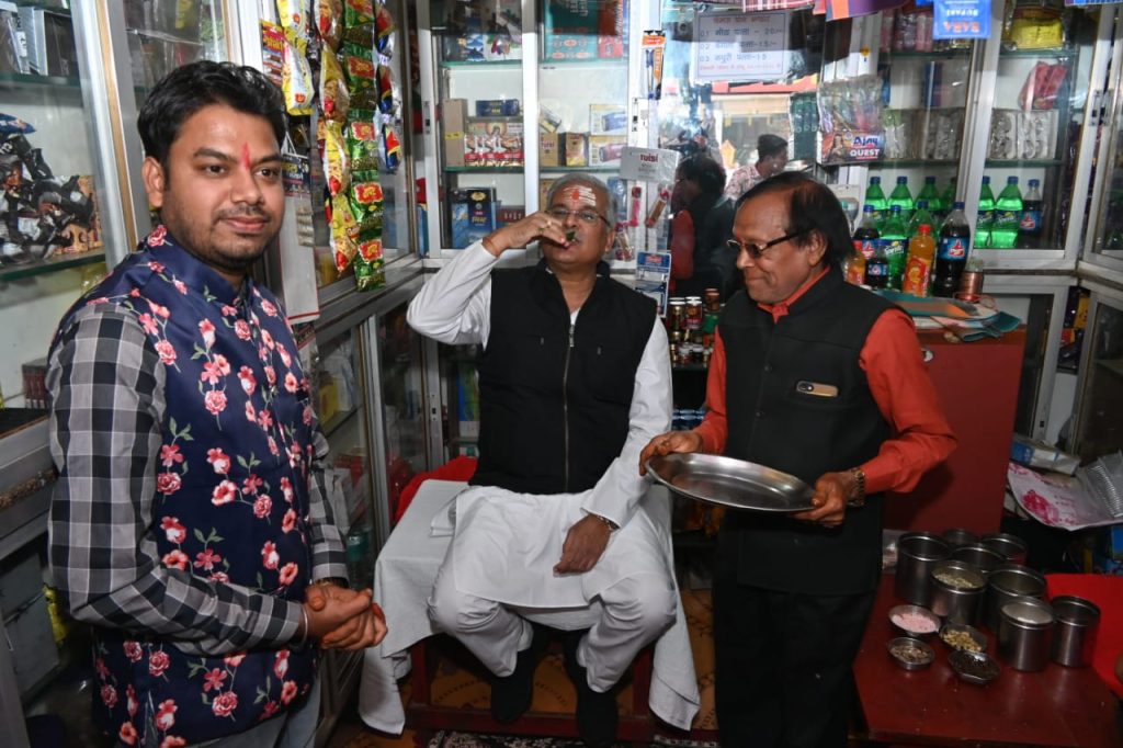 कका  ने फेमस पान सेंटर पहुंचकर लिया पान का स्वाद - CG Sandesh