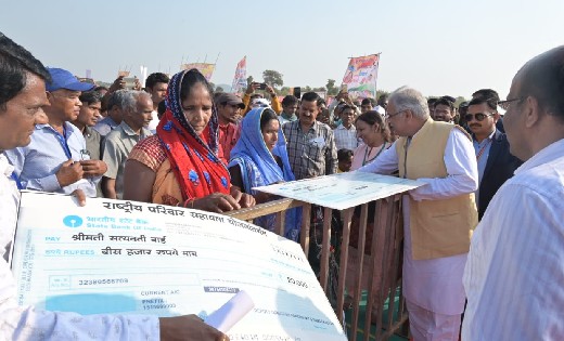 खल्लारी : मुख्यमंत्री ने 11 हितग्राहियो को किया सामग्री और च... - CG Sandesh
