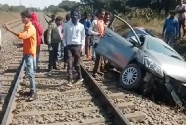 मालगाड़ी से टकराने के बाद 2 की हालत गंभीर - CG Sandesh