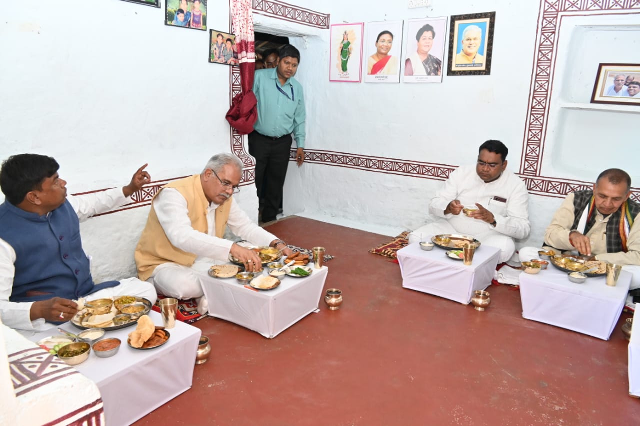 कुंजाम परिवार के घर सीएम बघेल पहुंचे कांसे की थाली में लिया ... - CG Sandesh