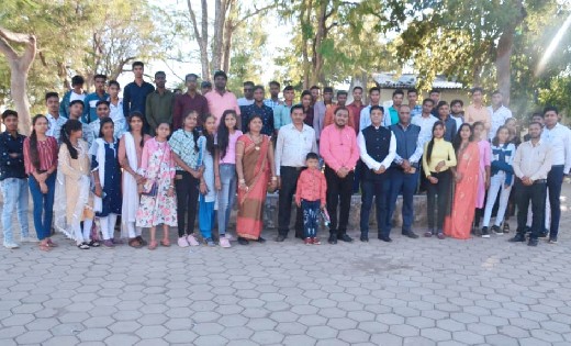 बसना : आईसेक्ट कंप्यूटर द्वारा संस्थान में अध्ययनरत छात्र-छा... - CG Sandesh