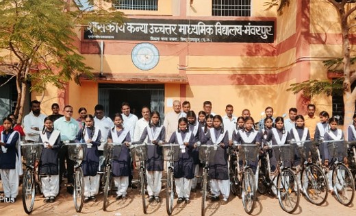 बसना : सरस्वती सायकल योजना अंतर्गत छात्राओं को किया गया सायक... - CG Sandesh