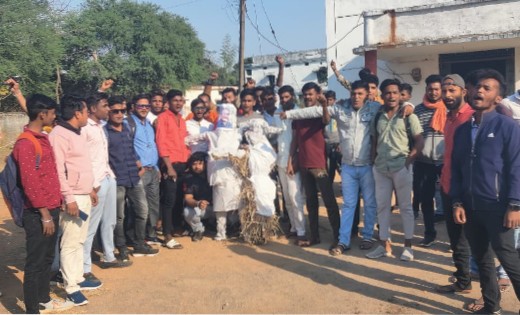 बसना : राष्ट्रीय बजरंग दल ने मुख्यमंत्री का पुतला फूंका - CG Sandesh