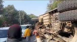  स्कूली बच्चों से भरी बस पलटी , दो छात्रों की मौत, डेढ़ दर्ज... - CG Sandesh