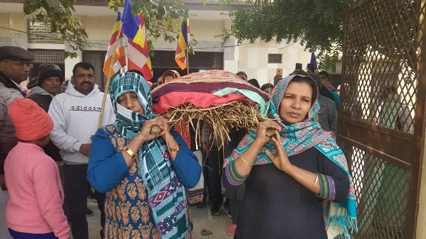 बहुओं ने सास के शव को दिया कंधा, भरे-पूरे परिवार की बुजुर्ग ... - CG Sandesh