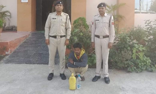 खल्लारी : नाला के पास पेड़ के नीचे रखा था अवैध शराब, पुलिस न... - CG Sandesh