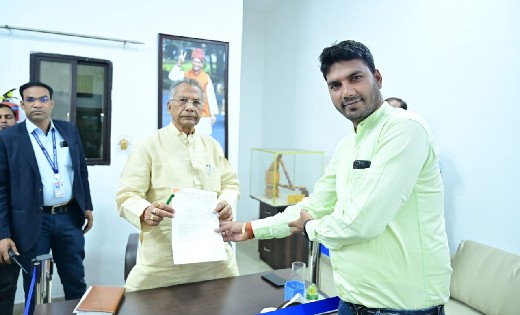 युवा कांग्रेस नेता अर्पित ने अपनी मांगों को लेकर पर्यटन मंत्री ताम्रध्वज साहू से की मुलाकात