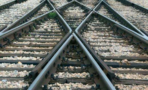 आखिर रेल की पटरी पर क्यों नहीं लगाती जंग जबकि घर पर रखे किसी... - CG Sandesh