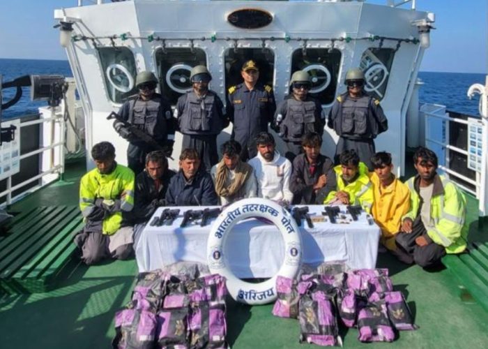 10 पाकिस्तानी गुजरात से 300 करोड़ की ड्रग्स और हथियारों के स... - CG Sandesh