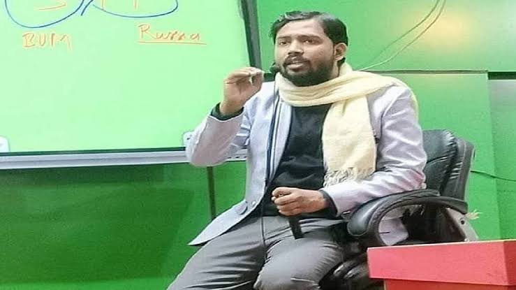 आखिर कौन हैं  'खान सर' जिनपर पर हुई FIR, क्या है उनका असली न... - CG Sandesh