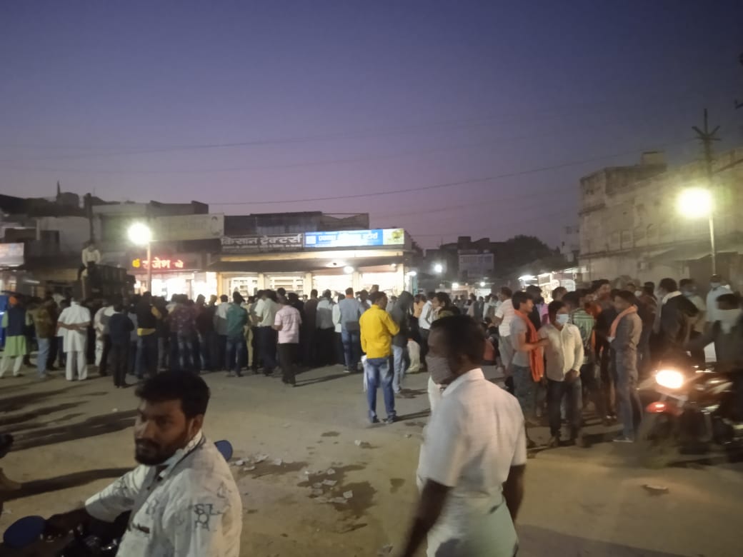 बसना : लड़की से उनके परिजनों को मिलने की खबर के बाद सड़क से हट... - CG Sandesh