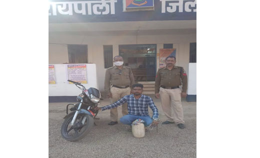 सरायपाली :  अवैध शराब लेकर भागते हुए थाना के सामने गिरा व्यक... - CG Sandesh
