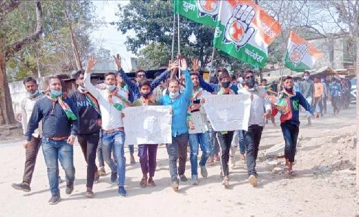 पिथौरा: ग्राम पंचायत के प्रभारी सचिव को हटाने ब्लॉक युवक कां... - CG Sandesh