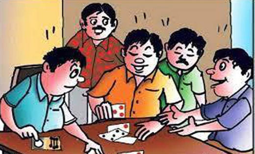 कोमाखान : आमा तालाब खार में 52 पत्ती तास के साथ 03 जुआरी गिरफ्तार.