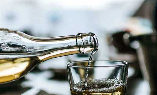 सांकरा : ठेला में लोगो को शराब पिलाने की सुविधा उपलब्ध कराने पर कार्यवाही.
