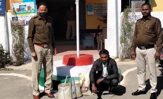 सांकरा :  20 लीटर महूआ शराब के साथ गिरफ्तार - CG Sandesh