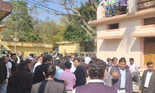तहसीलदार पर वकीलों ने लगाया मारपीट का आरोप, वकीलों ने घेरा त... - CG Sandesh