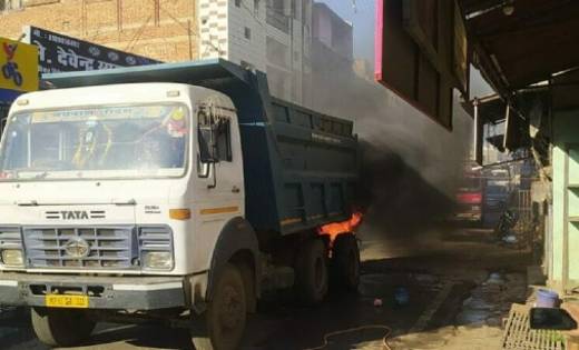 चलती ट्रक के टायर फटने से लगी आग, मचा हड़कंप…