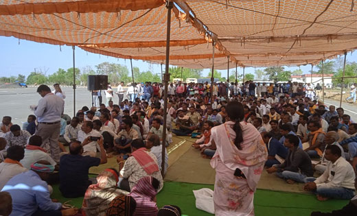 खाद की मांग को लेकर एकत्रित हुए किसान, चक्काजाम की तैयारी... - CG Sandesh