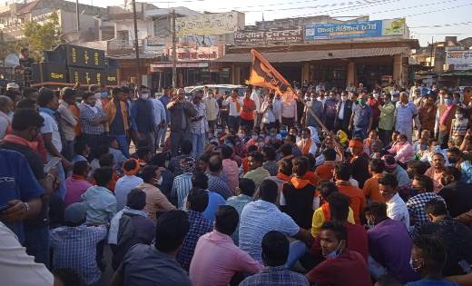 बसना - लव जिहाद के खिलाफ सड़क पर बैठे हिन्दू - CG Sandesh