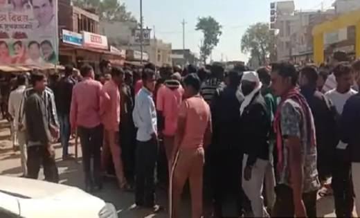 सड़क हादसे में 2 युवकों की मौत, परिजनों ने किया चक्काजाम - CG Sandesh