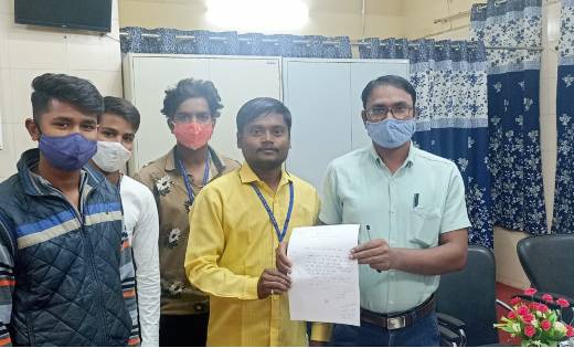 महासमुंद: कॉलेज के परीक्षा फॉर्म भरने की तिथि को आगे बढ़ाने हेतु छात्रों ने सौंपा ज्ञापन