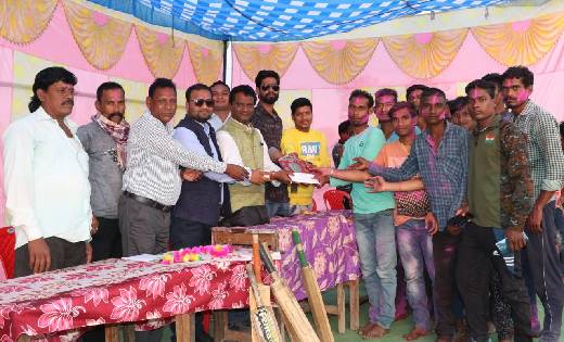 क्रिकेट प्रतियोगिता के समापन में पहुंचे नीलांचल प्रतिनिधि, क... - CG Sandesh