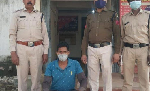 मोटरसायकल से गांजा परिवहन करते गिरफ्तार. 