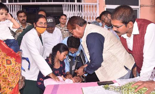 विधायक चंदन कश्यप ने बच्चों को पिलाई पोलियो की दवा - CG Sandesh