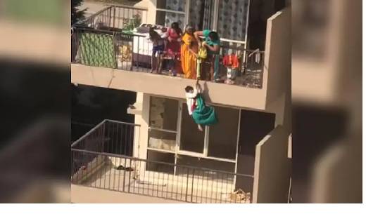  कलयुगी मां ने बेटे को साड़ी से बांधकर 10वें फ्लोर से लटकाया... - CG Sandesh