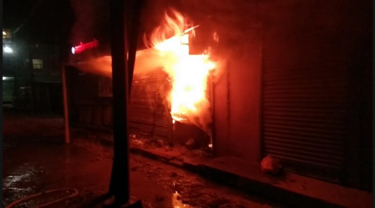 देर रात दुकान में लगी आग लाखों का सामान जल कर खाख..