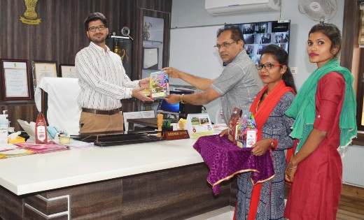 देश में पहली बार इस होली में गालों पर चढ़ेगा गोबर के गुलाल क... - CG Sandesh