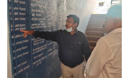 तहसील के औचक निरीक्षण पर पहुंचे संभागायुक्त, 1 कर्मचारी को न... - CG Sandesh