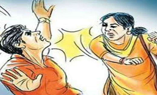 पिथौरा : पत्नी ने पति पर लोहे के सब्बल से किया हमला, पति घायल.