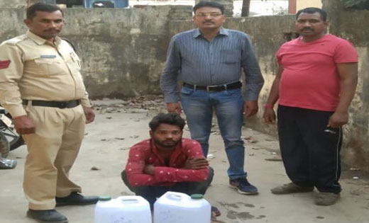 सरायपाली : 20 लीटर कच्ची महुआ शराब के साथ एक व्यक्ति गिरफ्तार.