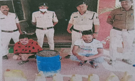 बसना : बेल्डीहपठार से 90 लीटर महुआ शराब के साथ तीन गिरफ्तार. - CG Sandesh