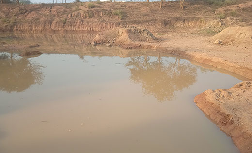 बसना : सड़क बनाने खोद दी मौत की खाई ! गाँव का निस्तारी तालाब ... - CG Sandesh