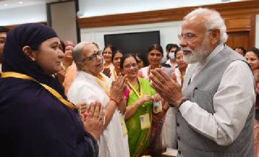 इस महिला की बात सुनकर खिलखिलाकर हंस पड़े प्रधानमंत्री मोदी, ... - CG Sandesh