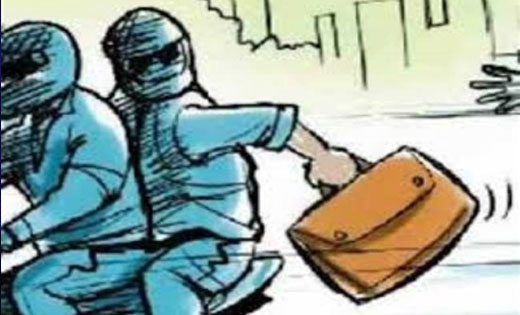 पटेवा : लिफ्ट देना पड़ा भारी, रास्ते में चाकू दिखाकर लुटे लाखो रूपये.