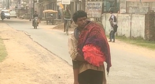 इंसानियत पर उठे सवाल, जब 7 साल की बेटी के शव को पैदल ही लेकर... - CG Sandesh