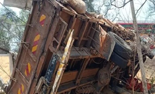 भूसे से भरा ट्रक अनियंत्रित होकर पलटा, एक की मौत, चार घायल - CG Sandesh