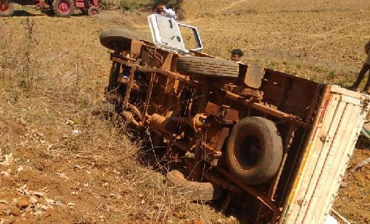 अनियंत्रित होकर गड्ढे में जा गिरा पिकअप, 15 से 20 लोग थे सवार।