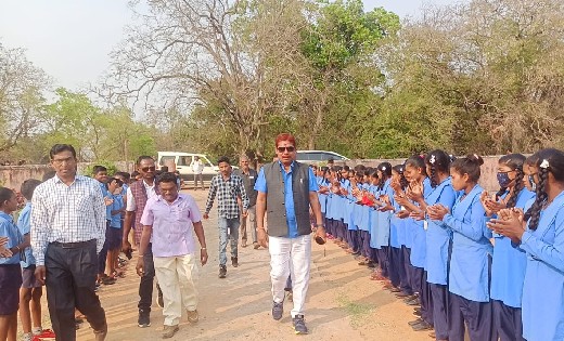 विधायक चंदन कश्यप ने सरस्वती योजना के तहत 272 बालिकाओं को बा... - CG Sandesh