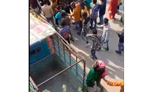 मेला देखने गयी 2 लड़कियों के साथ कुछ युवकों ने दिनदहाड़े की अश... - CG Sandesh