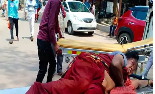 अरे ये क्या 50 लोगों को मधुमक्खियों ने लिया काट, घर के अंदर ... - CG Sandesh