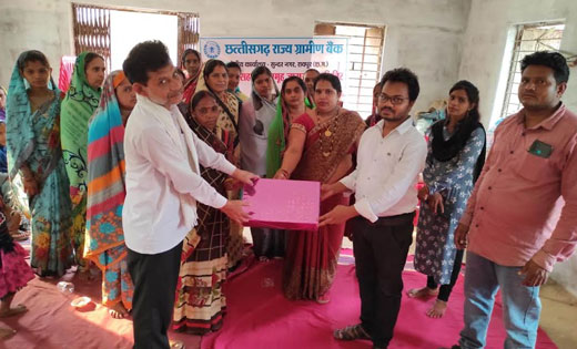 बसना : सामाजिक सुरक्षा योजना को लेकर ग्रामीण बैंक ने किया का... - CG Sandesh